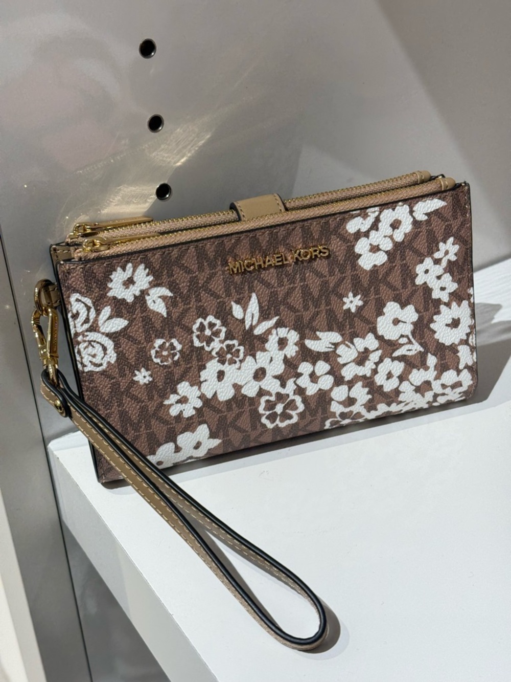 MICHAEL KORS Jet Set Travel Large Printed Signature Logo Wristlet Camel